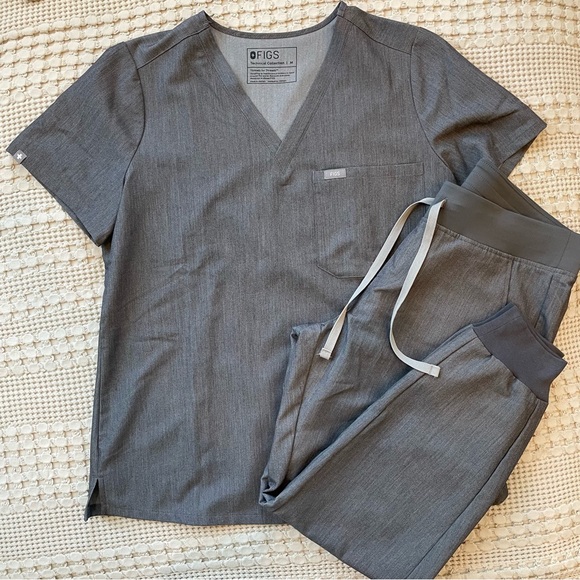 FIGS women's Graphite scrub set- Casma top and Zamora pants - Picture 1 of 5